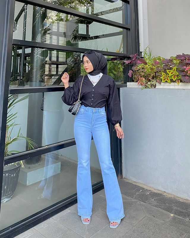 Sharp Black Contrast with Wide Leg Jeans for a Confident Hijab Look