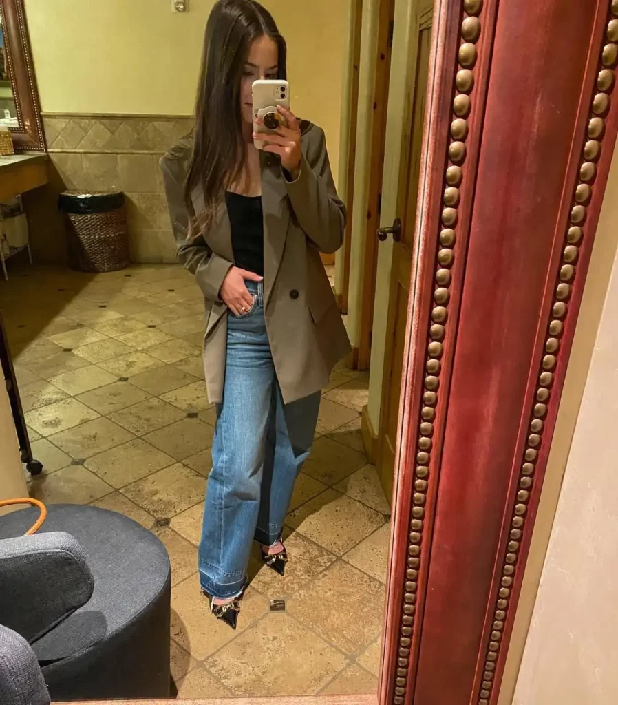 Warm Evening Elegance with a Blazer and Wide-Leg Jeans