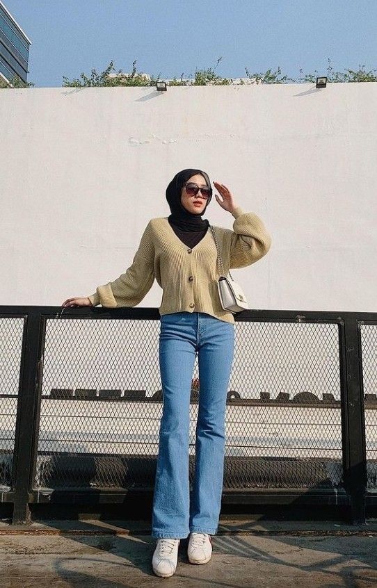 Relaxed Cardigan Balance with Wide Leg Jeans for a Casual Hijab Look