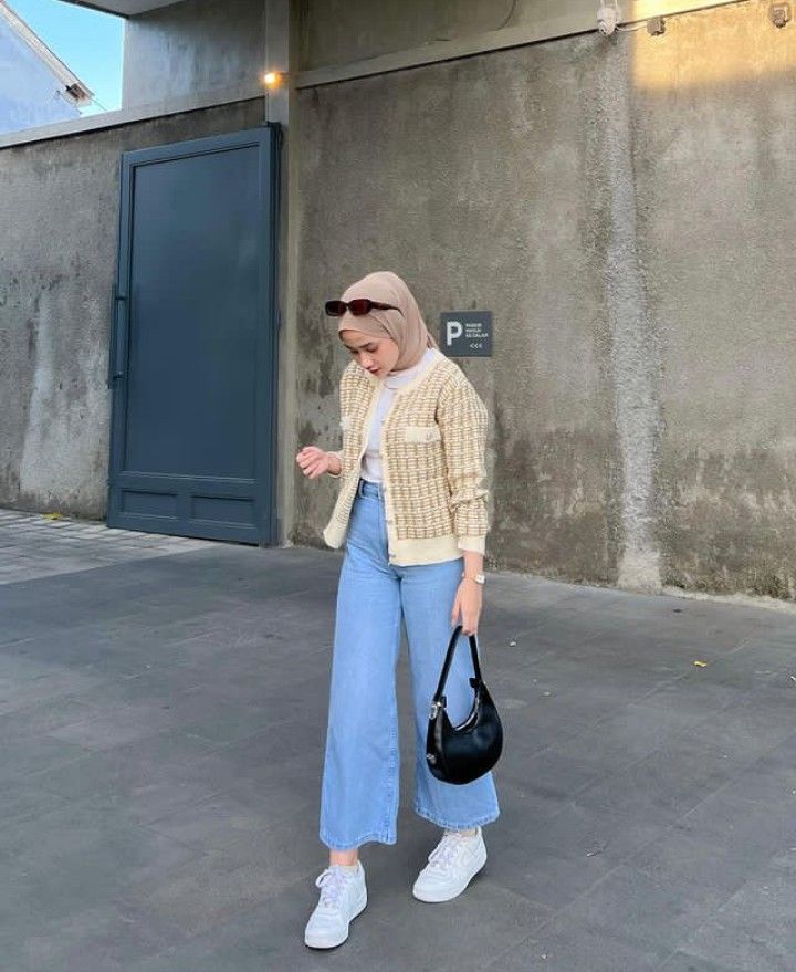 Soft Neutrals with Wide Leg Jeans for an Effortless Hijab Look