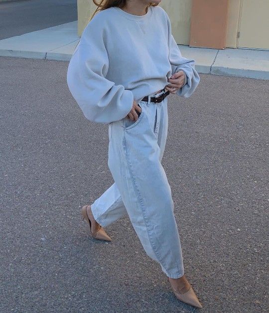 Soft Everyday Street Style with Barrel Jeans