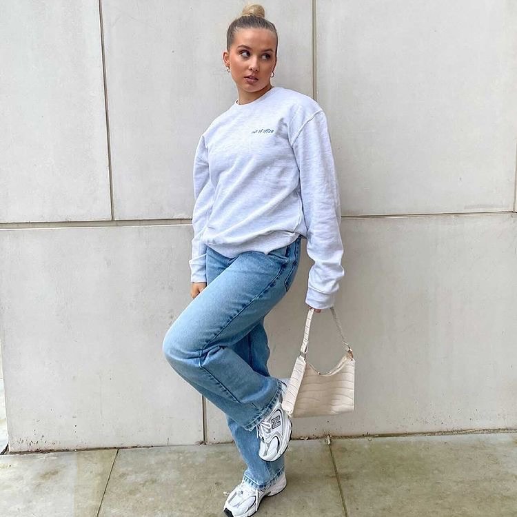 Casual Grey Sweatshirt with Clean Office Balance
