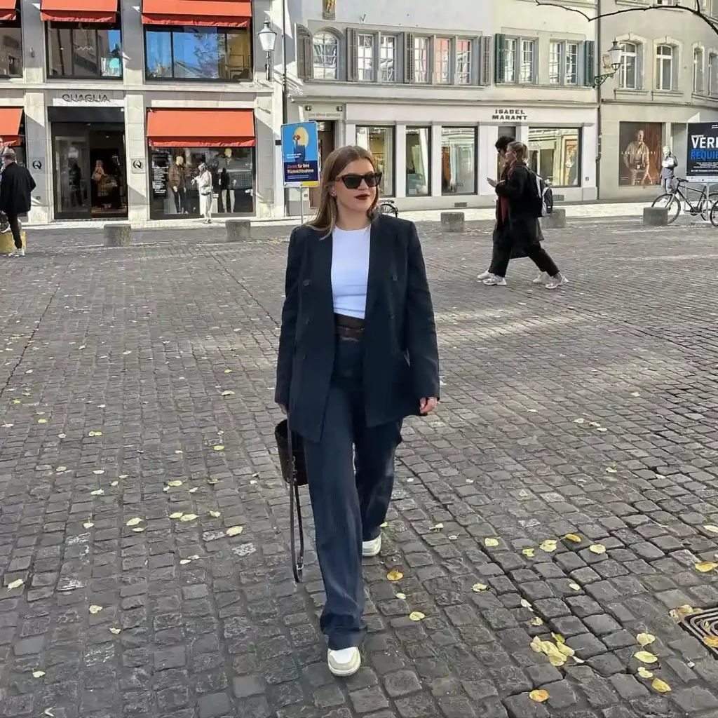 Effortless Power Dressing with a Navy Blue Blazer