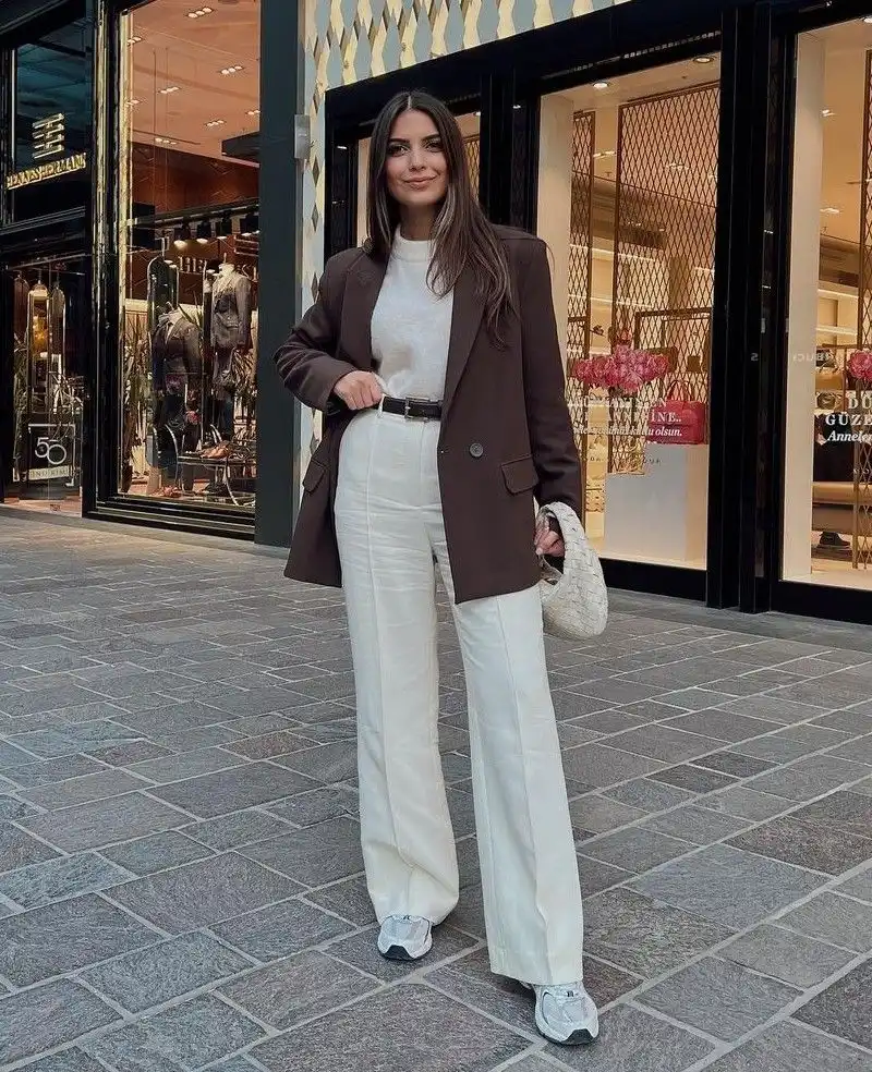 Fresh Neutrals for a Bright Office Statement