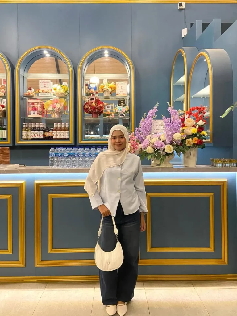 Light Blazer & Dark Barrel Jeans Elegant Hijab Outfit