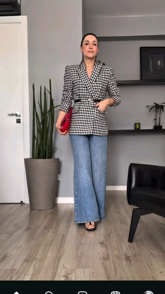 Checked Blazer and Light Wide Jeans Chic Night Outfit