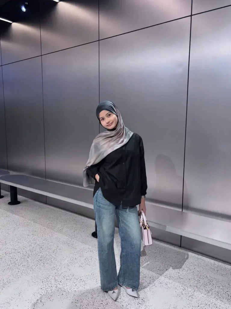 Black Blouse & Light Barrel Jeans Elegant Hijab Outfit