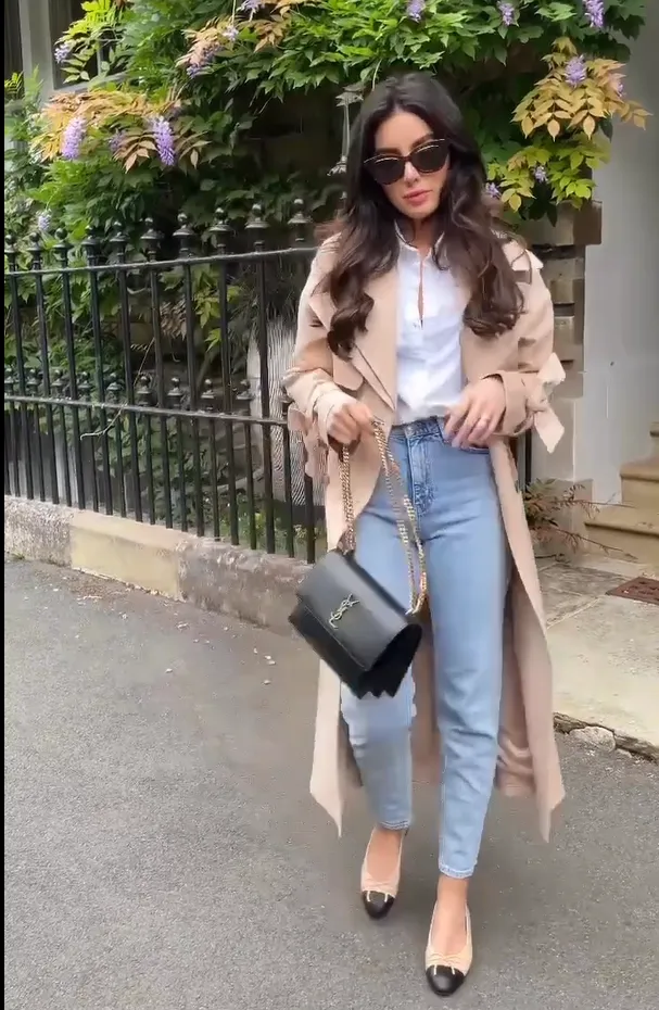 Trench Coat with Light Mom Jeans Office Outfit