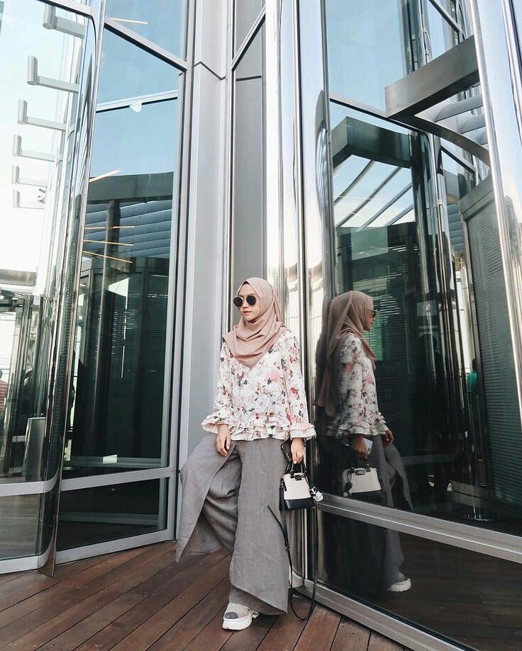 Floral Blouse with Wide-Leg Pants Office Outfit