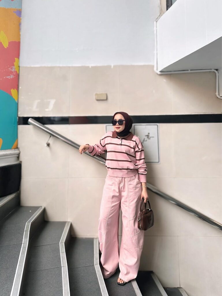 Striped Top with Pink Wide-Leg Pants Office Outfit