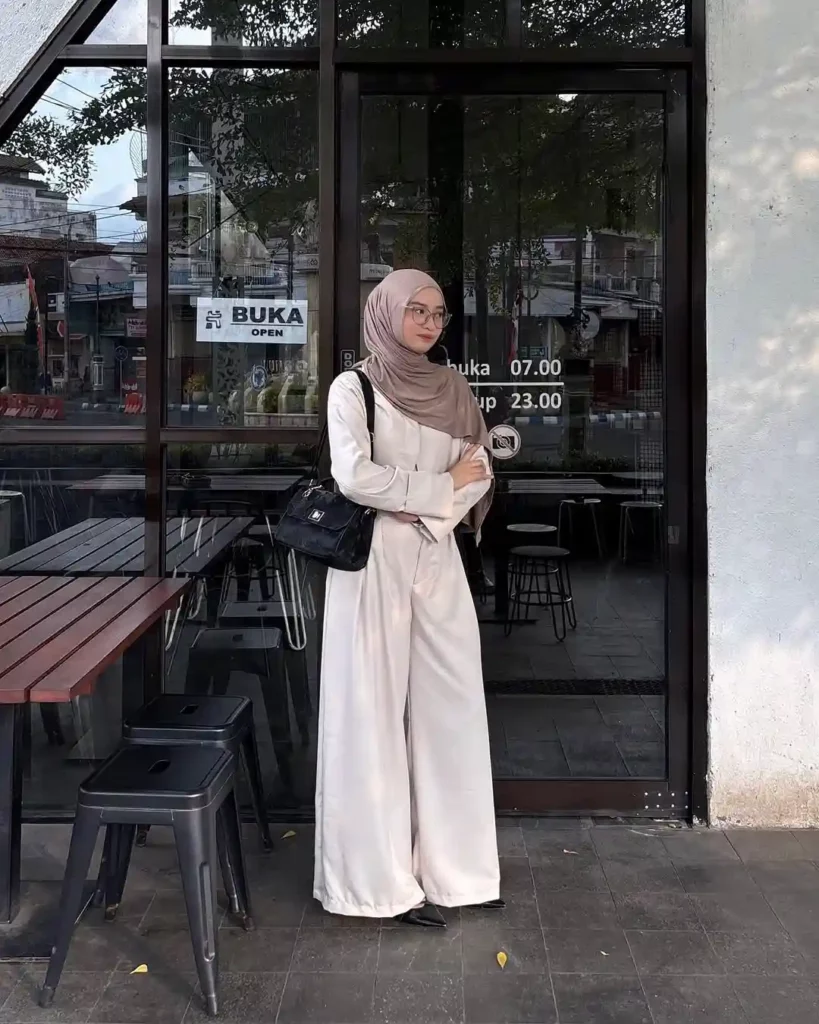 Neutral Longline Top with Wide-Leg Pants Office Outfit