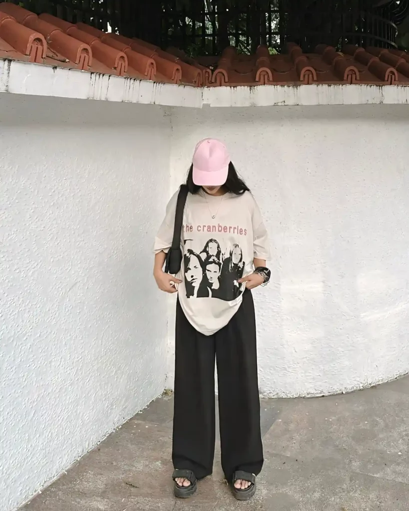 Casual Graphic Tee with Black Wide-Leg Pants Office Outfit