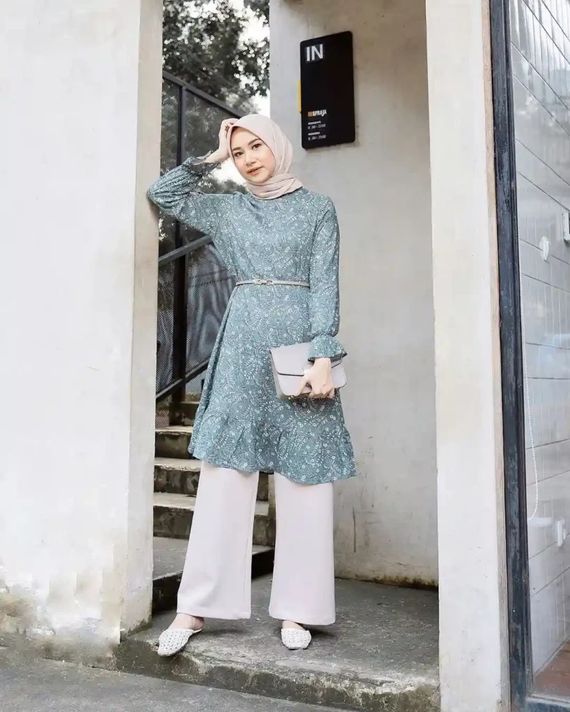 Printed Tunic with Wide-Leg Pants Office Outfit
