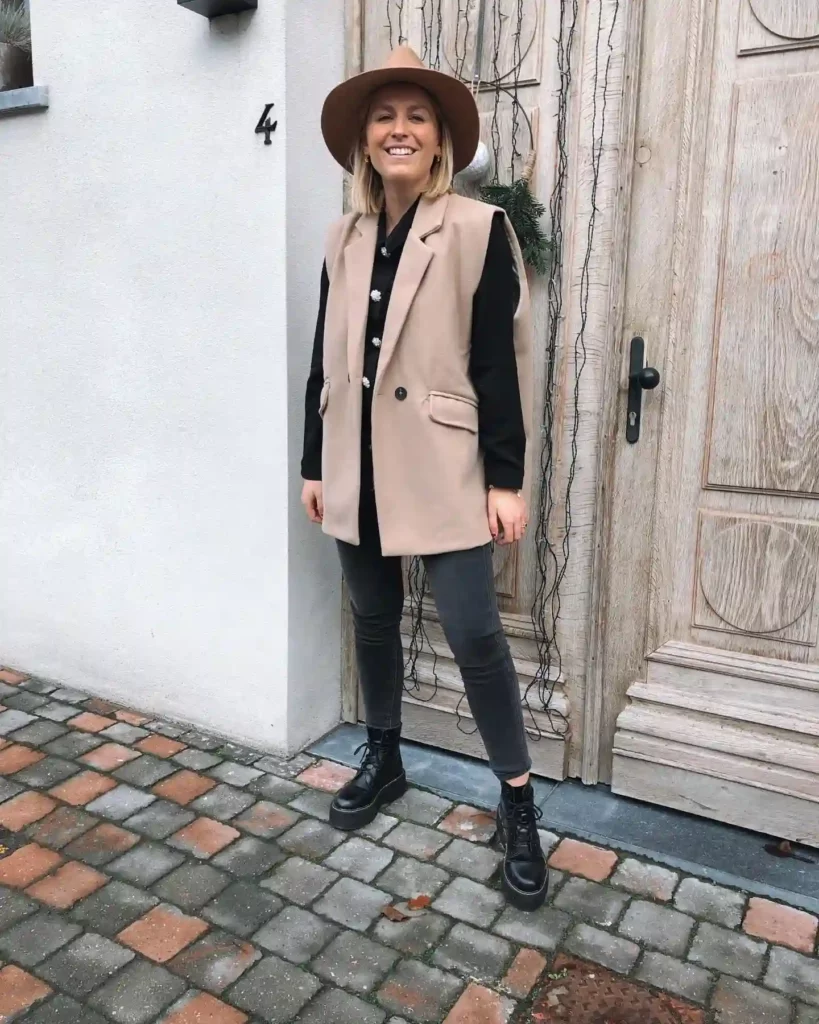 Beige Sleeveless Blazer with Black Shirt and Skinny Jeans