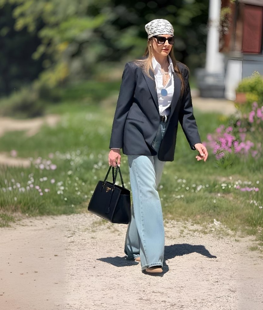Black Blazer with Light Blue Wide-Leg Jeans Office Outfit