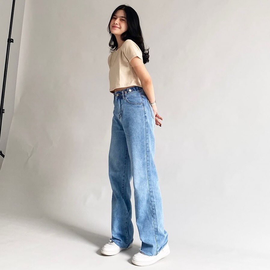 Beige Top with Light Blue Wide-Leg Jeans Office Outfit