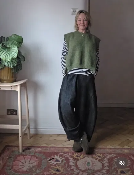 Black Barrel Jeans with Green Knit Vest Outfit