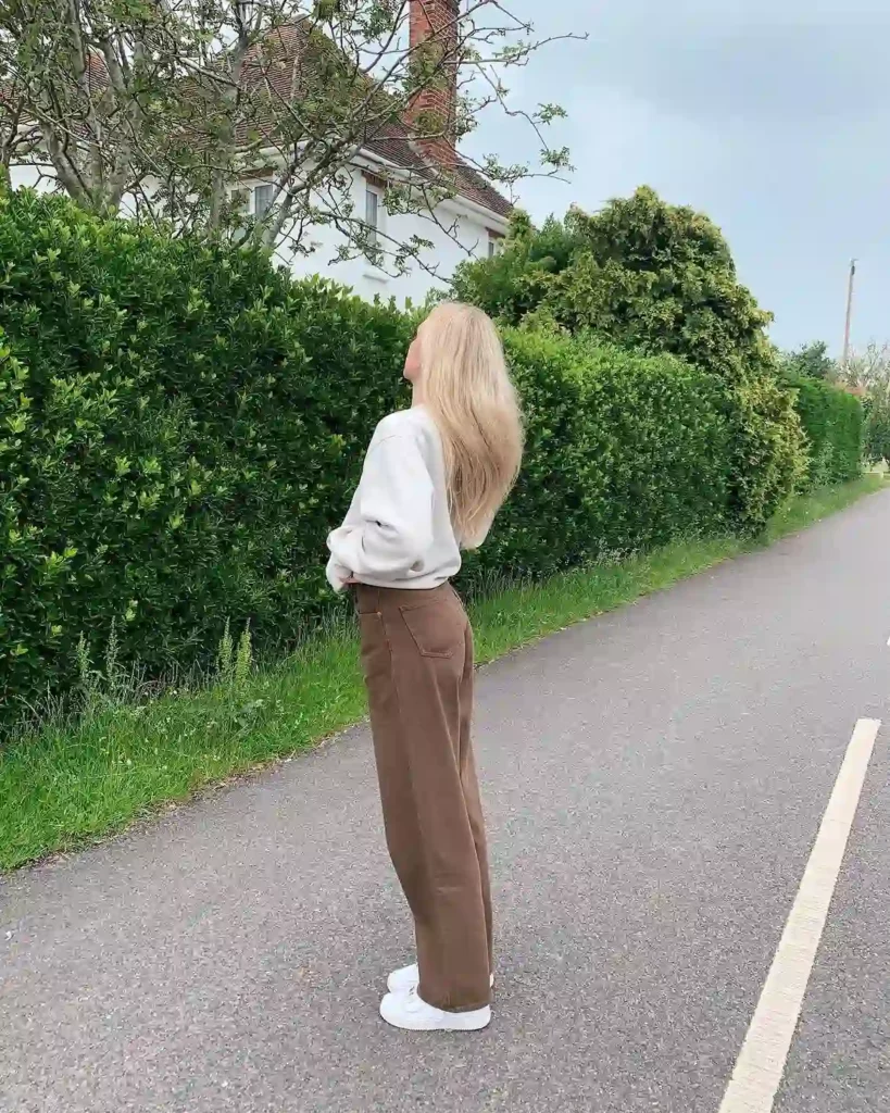 Cream Sweatshirt with Brown Straight-Leg Jeans Minimal Fall Outfit