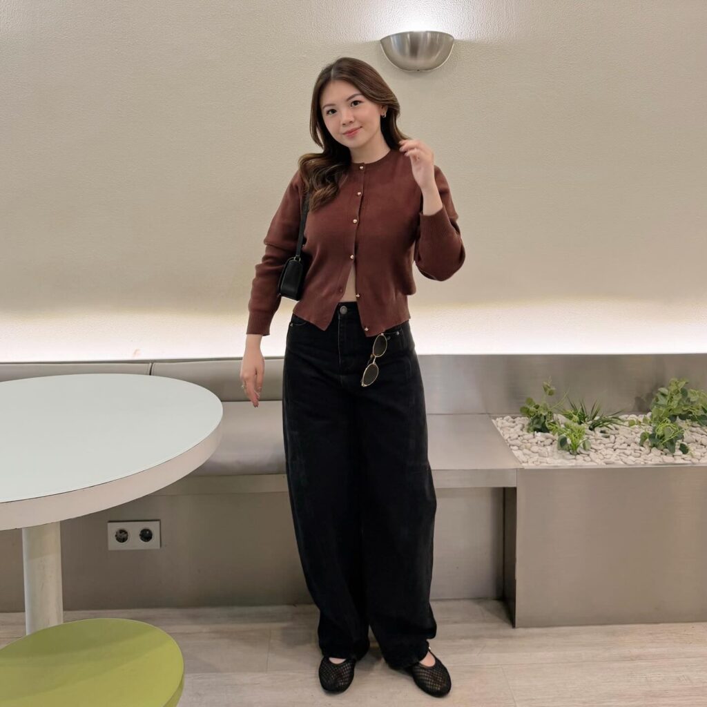 Fitted Brown Cardigan with Black Barrel Jeans Fall Outfit